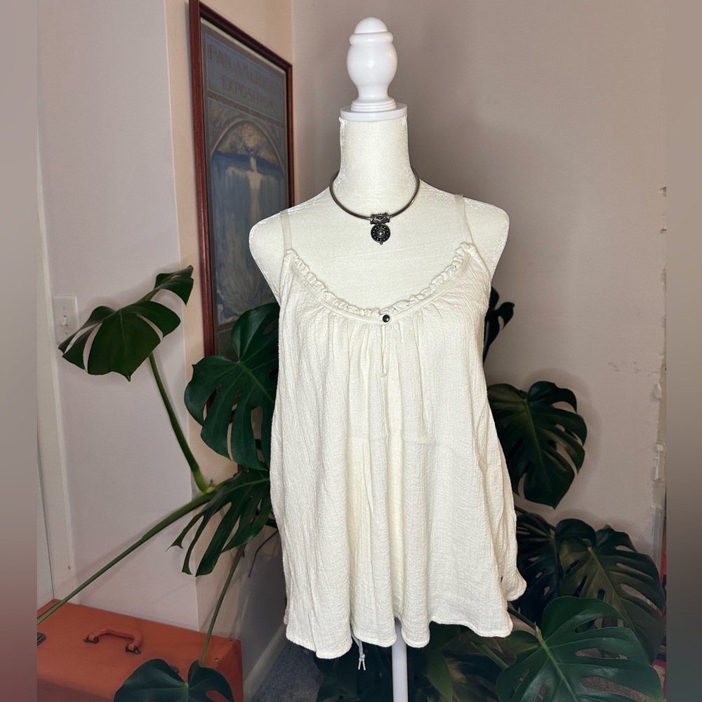 Sleeveless gauzy top